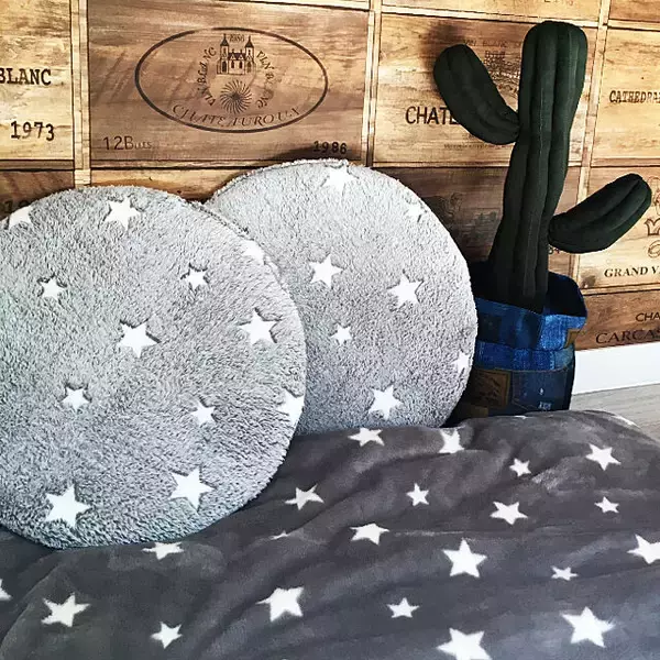 「ソファを見栄え良く☆無印良品とニトリのインテリアグッズ」の画像