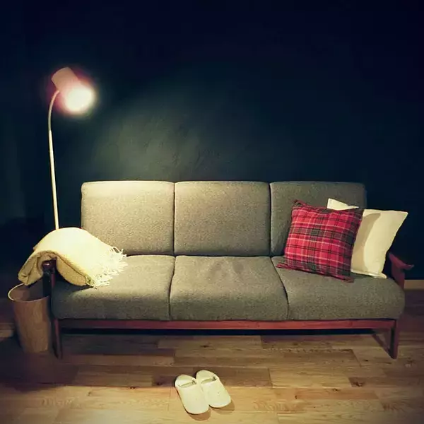 「ソファを見栄え良く☆無印良品とニトリのインテリアグッズ」の画像