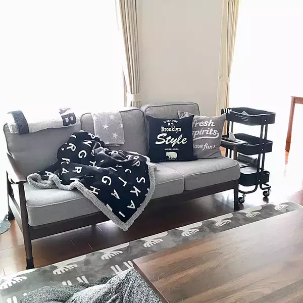 「ソファを見栄え良く☆無印良品とニトリのインテリアグッズ」の画像