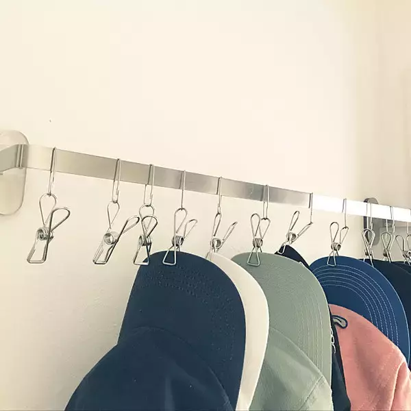 「ハットやキャップを上手に収納！センスのいい帽子の収納法」の画像