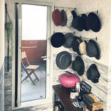 「ハットやキャップを上手に収納！センスのいい帽子の収納法」の画像1