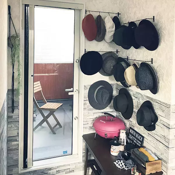 「ハットやキャップを上手に収納！センスのいい帽子の収納法」の画像
