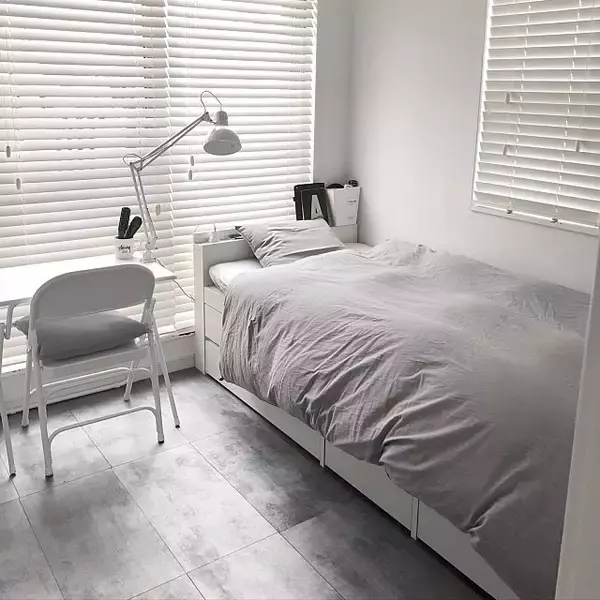 「シンプルさが心地よい。ミニマルな寝室をコーディネート」の画像