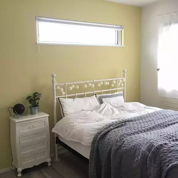 「シンプルさが心地よい。ミニマルな寝室をコーディネート」の画像