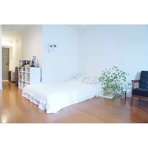 「シンプルさが心地よい。ミニマルな寝室をコーディネート」の画像