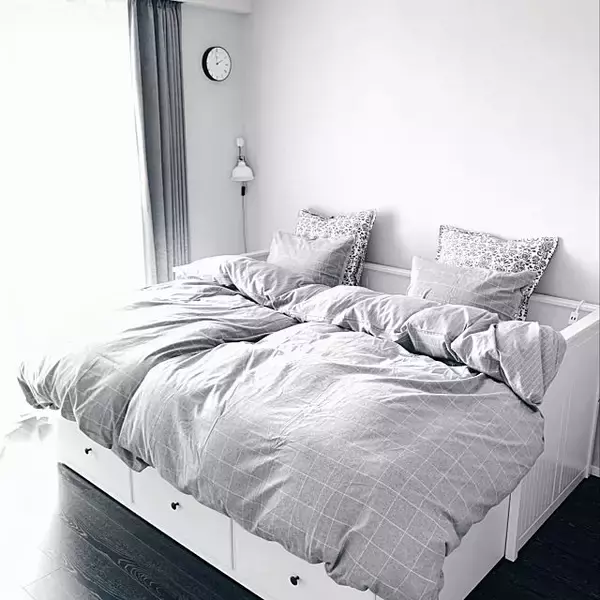 「シンプルさが心地よい。ミニマルな寝室をコーディネート」の画像