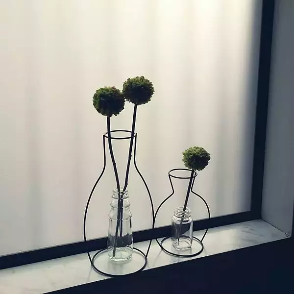 「フラワーベースに夢中♡お花も喜ぶ私のお気に入りはコレ」の画像