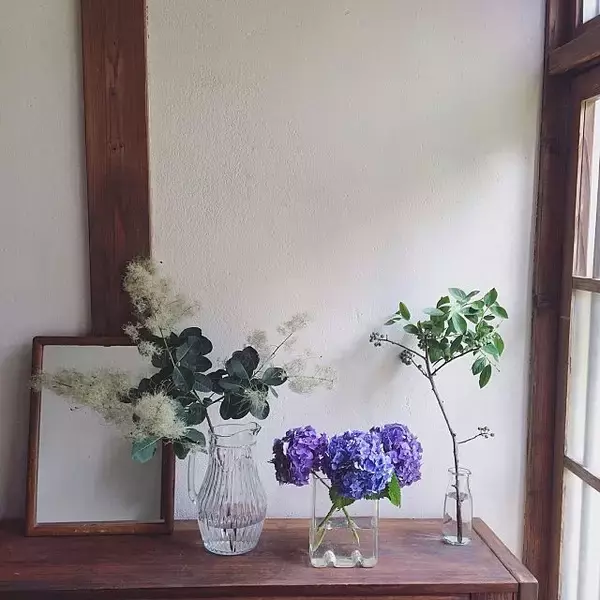 「フラワーベースに夢中♡お花も喜ぶ私のお気に入りはコレ」の画像