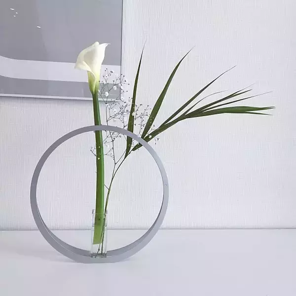 「フラワーベースに夢中♡お花も喜ぶ私のお気に入りはコレ」の画像