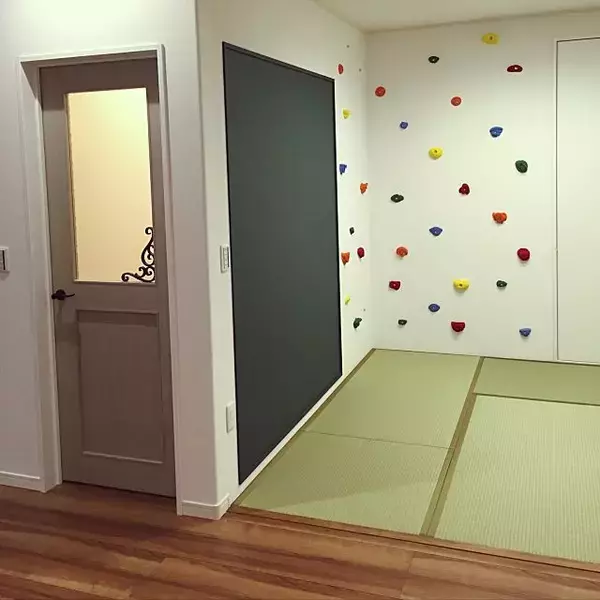 「楽しい遊び心いっぱい☆ボルダリングウォールのあるお部屋」の画像