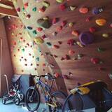 「楽しい遊び心いっぱい☆ボルダリングウォールのあるお部屋」の画像1