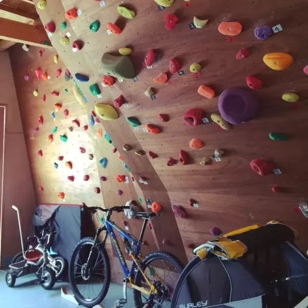 楽しい遊び心いっぱい☆ボルダリングウォールのあるお部屋