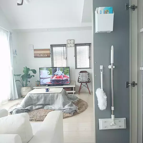 「こういうのが便利！100均アイテムを活用した掃除道具収納」の画像