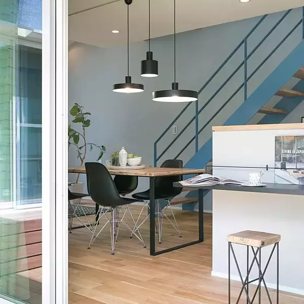 「落ちついた部屋を演出。ブルーグレーは木と組みあわせて」の画像