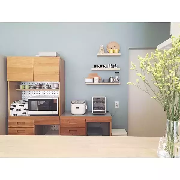 「落ちついた部屋を演出。ブルーグレーは木と組みあわせて」の画像