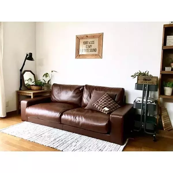 「シンプルで使い方自在！リビングに最適な無印良品のソファ」の画像