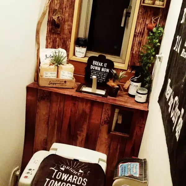 「100均リメイクシートでできる！トイレのイメチェン実例集」の画像