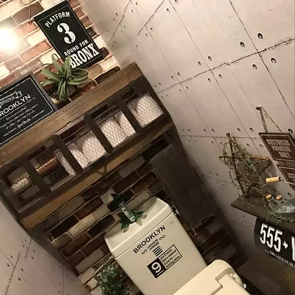 「100均リメイクシートでできる！トイレのイメチェン実例集」の画像