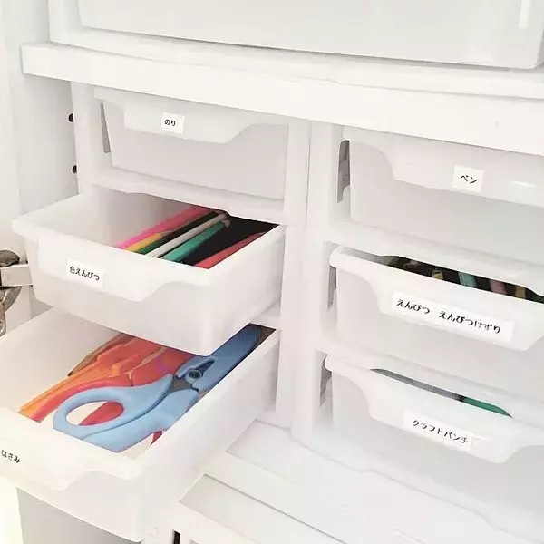 「使いやすい収納は100均アイテムで作る！文房具の整理術」の画像