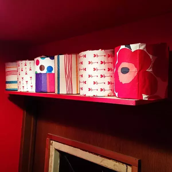 「アイデア満載！すっきり見せるトイレットペーパー収納術」の画像