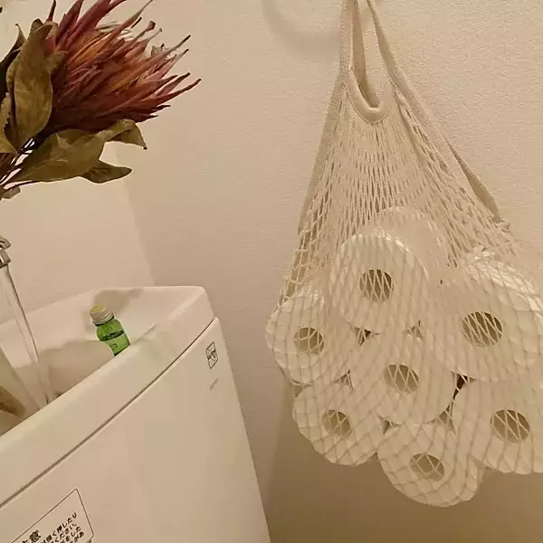 「アイデア満載！すっきり見せるトイレットペーパー収納術」の画像