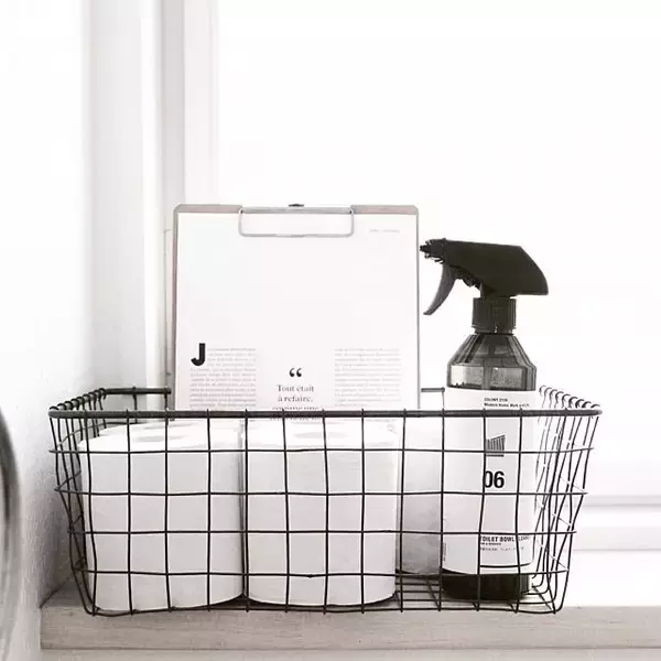 「アイデア満載！すっきり見せるトイレットペーパー収納術」の画像