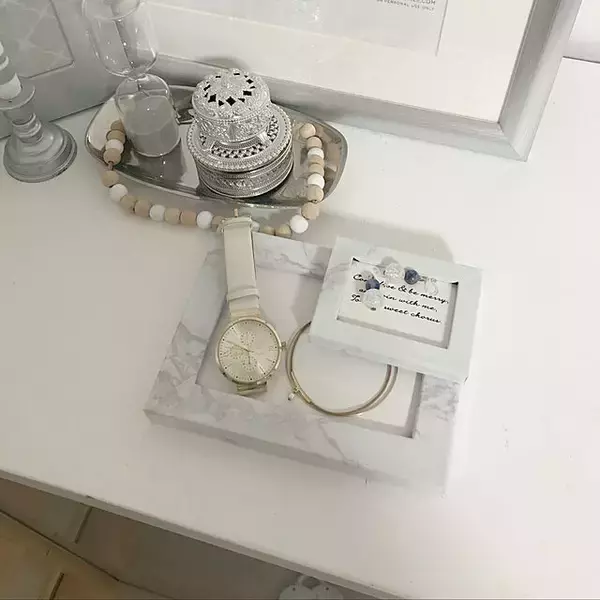 「飾り方に驚き！100均フォトフレームディスプレイ10選」の画像