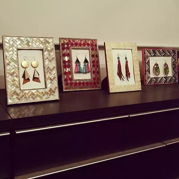 「飾り方に驚き！100均フォトフレームディスプレイ10選」の画像