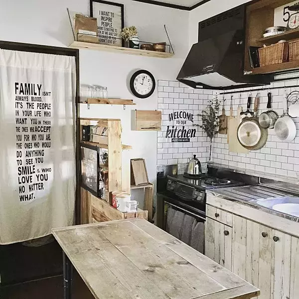 「リメイクシートで簡単！キッチンをイメチェンさせる方法」の画像