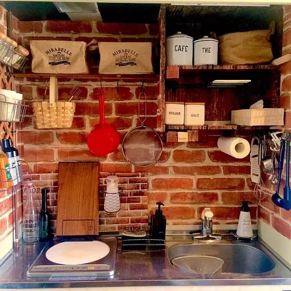 「リメイクシートで簡単！キッチンをイメチェンさせる方法」の画像