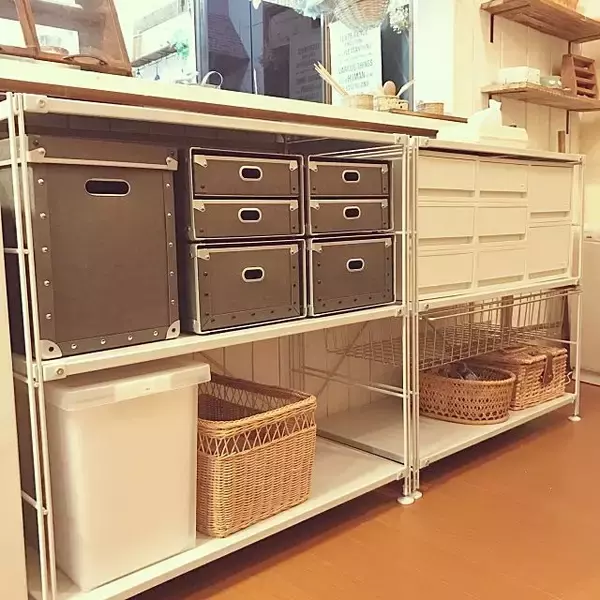 「有効活用で収納力アップ♪キッチンカウンターの収納実例」の画像