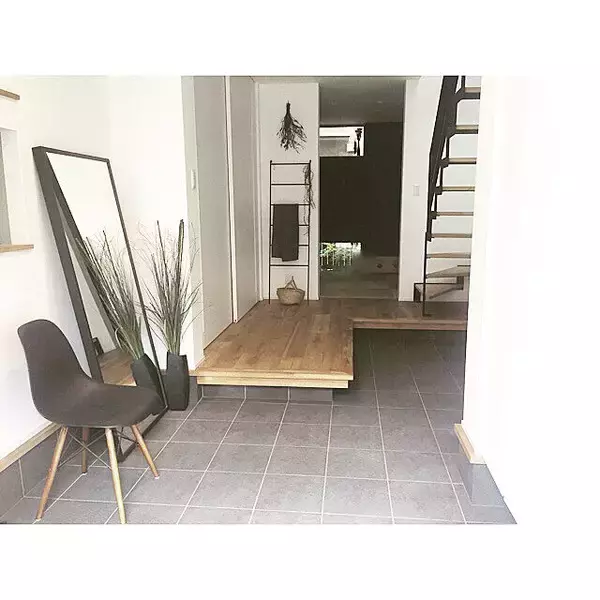 「ハイセンスな空間でお出迎え！イームズチェアのある玄関」の画像