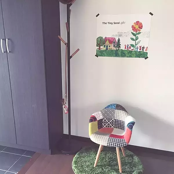 「ハイセンスな空間でお出迎え！イームズチェアのある玄関」の画像