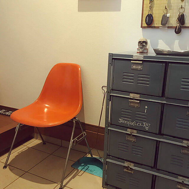 ハイセンスな空間でお出迎え！イームズチェアのある玄関