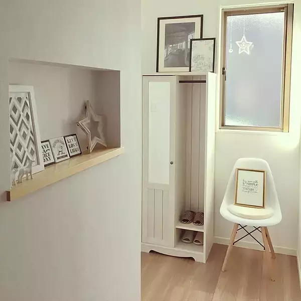 「ハイセンスな空間でお出迎え！イームズチェアのある玄関」の画像