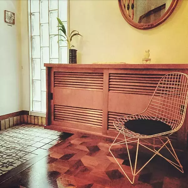 「ハイセンスな空間でお出迎え！イームズチェアのある玄関」の画像