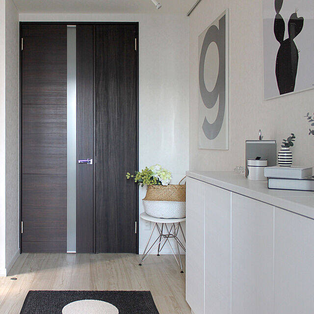 ハイセンスな空間でお出迎え！イームズチェアのある玄関