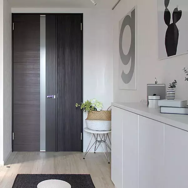 「ハイセンスな空間でお出迎え！イームズチェアのある玄関」の画像