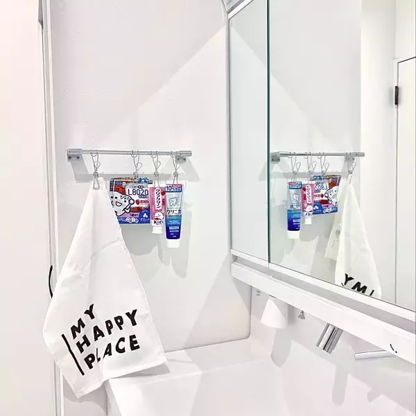 「収納スペースに変身！タオルバーを活用した収納アイデア」の画像