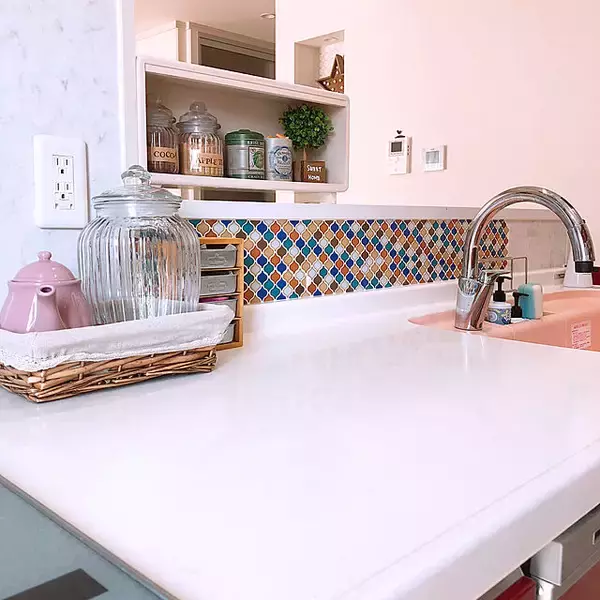 「あちこち貼れてイメチェンできる！セリアのタイルシール」の画像