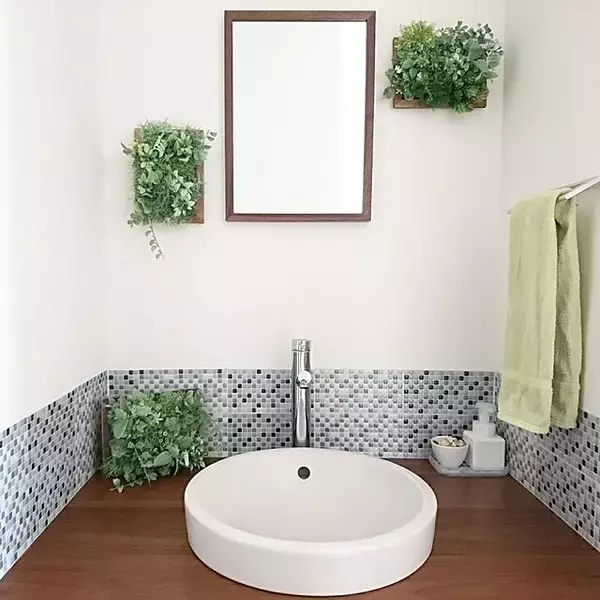 「あちこち貼れてイメチェンできる！セリアのタイルシール」の画像