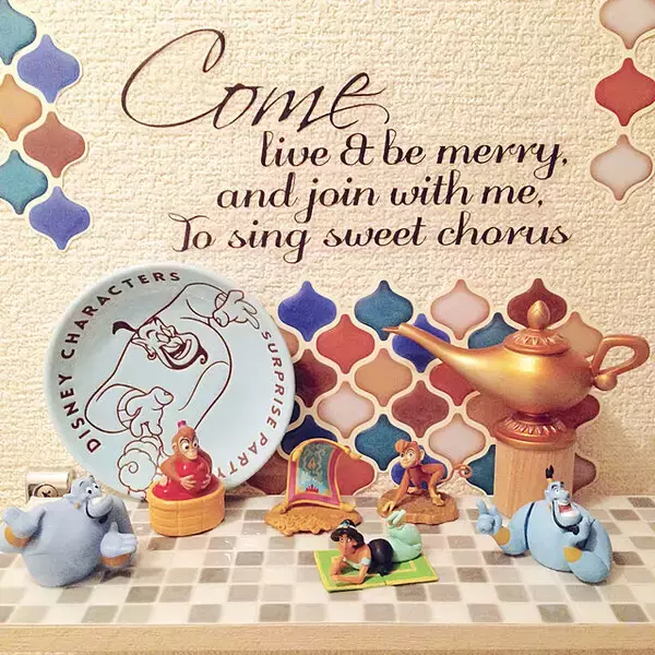 「あちこち貼れてイメチェンできる！セリアのタイルシール」の画像