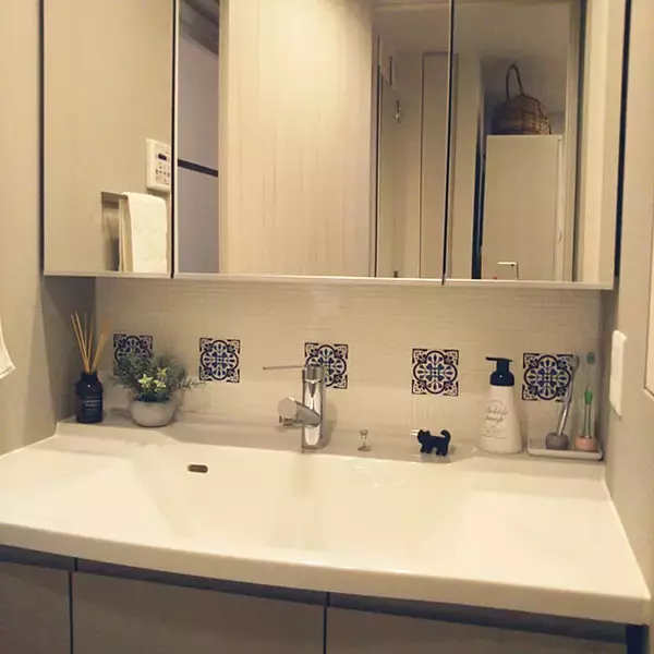 「あちこち貼れてイメチェンできる！セリアのタイルシール」の画像