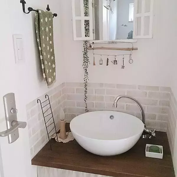 「貼るだけなのに大変身！ダイソーのリメイクシート活用術」の画像