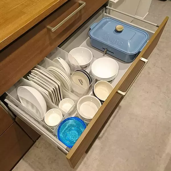 「スペースを有効活用！実用的なお皿収納のアイデア10選」の画像