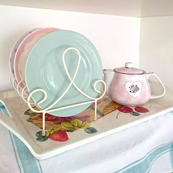 「スペースを有効活用！実用的なお皿収納のアイデア10選」の画像