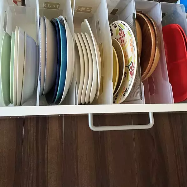 「スペースを有効活用！実用的なお皿収納のアイデア10選」の画像