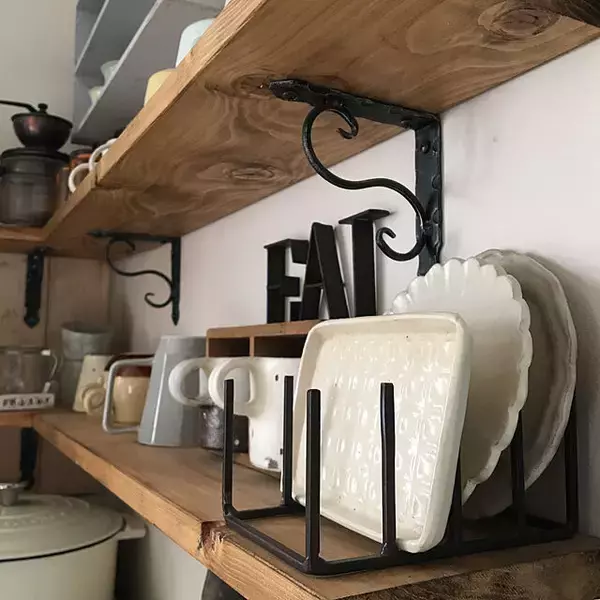 「スペースを有効活用！実用的なお皿収納のアイデア10選」の画像