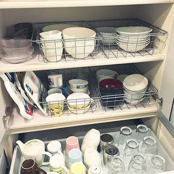 「スペースを有効活用！実用的なお皿収納のアイデア10選」の画像