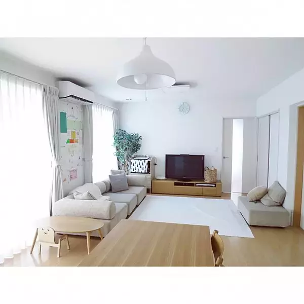 「こだわり家具ゆえの魅力♪シンプルテイストのリビング」の画像